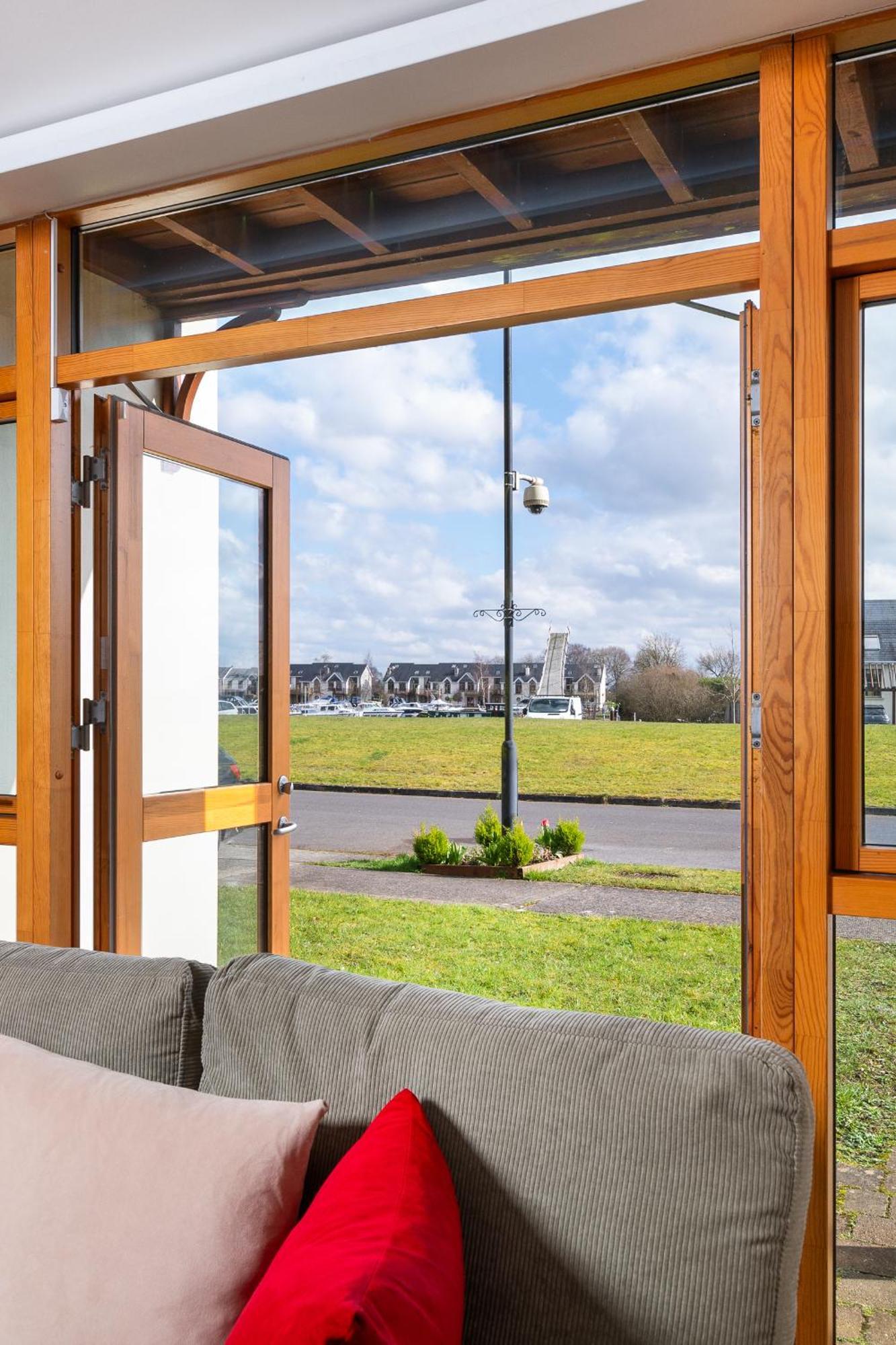 Shannonside - Stylish 5 Bed Marina Home & 40Ft Mooring Termonbarry Exterior photo